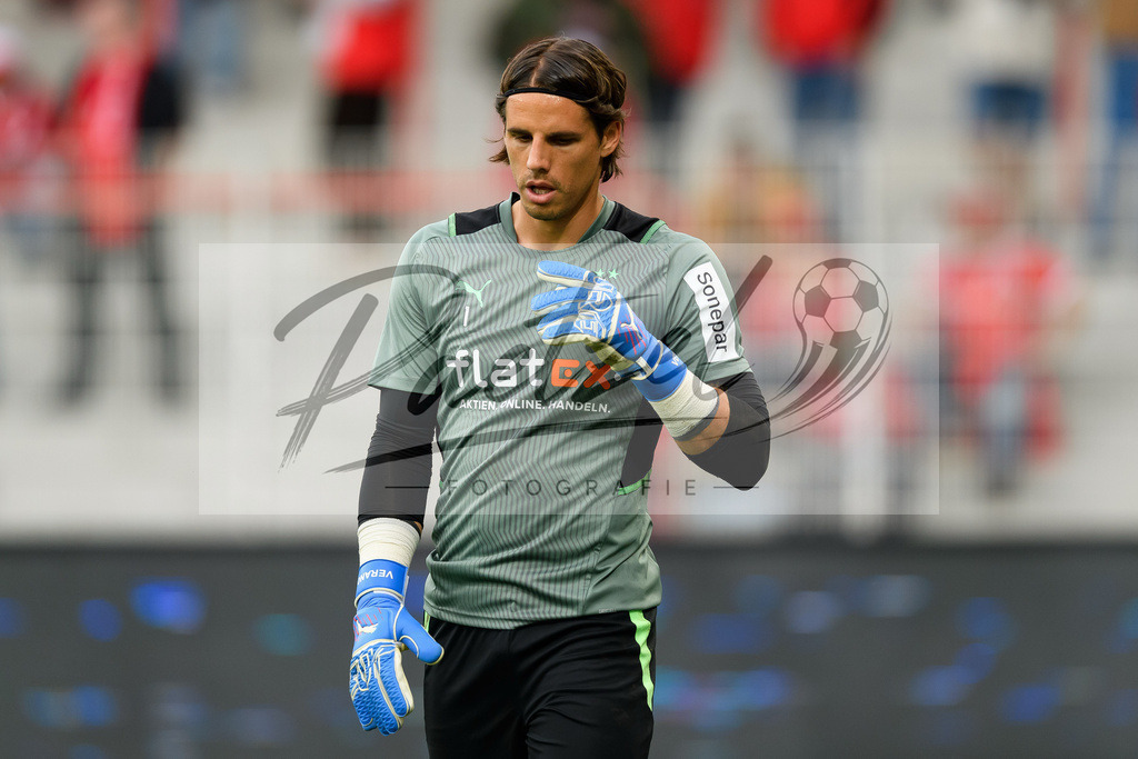 FCUBMG20210829_082 | Fussball, Herren: Torwart Yann Sommer (Borussia Moenchengladbach) schaut beim Spiel der 1. Bundesliga zwischen 1. FC Union Berlin und Borussia Moenchengladbach im Stadion An der Alten Foersterei am 29.08.2021 in Berlin, Deutschland. - Realisiert mit Pictrs.com