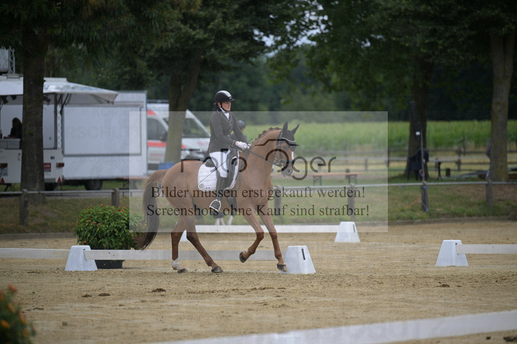 DOS_7221 | Entdecke hochwertige Reitturnierfotos von Foto Oger. Professionell, emotional und authentisch – jetzt Lieblingsmomente im Shop bestellen.Deutschlandweite Turnierfotografie. - Realisiert mit Pictrs.com