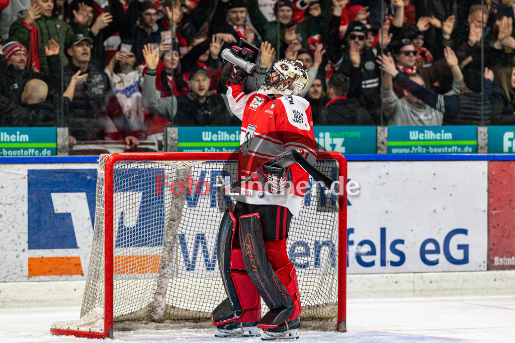 Halbfinale Spiel 3 TSV Peißenberg Miners vs TEV Miesbach | Eishockey Bayernliga Playoffs 2023/2024, Halbfinale Spiel 3 TSV Peißenberg Miners vs TEV Miesbach, 20240315,
Korbinian SERTL (Miners Goali 31) Pause, Fans im Hintergrund,
2024-03-15 in Peißenberg (Eisstadion)
31 Korbinian SERTL (Miners Goali 31)
Copyright: WolfgangxLindner foto-lindner.de
