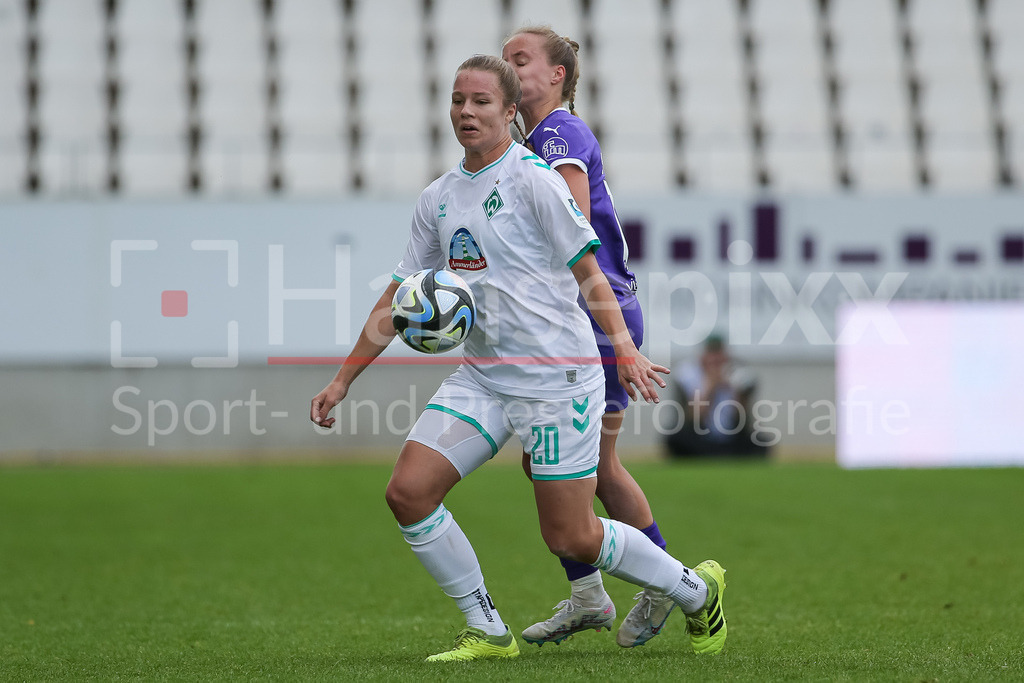 Fussball, Google Pixel Frauen-Bundesliga, SGS Essen - SV Werder Bremen | v.li.: Christin Meyer (SV Werder Bremen, 20) und Beke Sterner (SGS Essen, 19) im Zweikampf, Duell, Dynamik, Aktion, Action, Spielszene, DIE DFB-RICHTLINIEN UNTERSAGEN JEGLICHE NUTZUNG VON FOTOS ALS SEQUENZBILDER UND/ODER VIDEOÄHNLICHE FOTOSTRECKEN. DFB REGULATIONS PROHIBIT ANY USE OF PHOTOGRAPHS AS IMAGE SEQUENCES AND/OR QUASI-VIDEO.