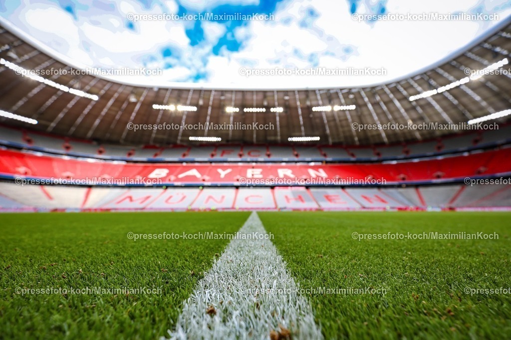 FCB18102501010 | 18.10.2025, Fußball, FC Bayern München - Borussia Dortmund, 1. Fußball Bundesliga, 7. Spieltag, Allianz Arena, Saison 2025 2026: Nahaufnahme des Rasen Mittellinie  Innenansicht leeres Stadion vor dem Spiel Blick auf das Spielfeld und die Tribüne mit dem Schriftzug und Logo der Bayern. Übersichtsbild Weitwinkelaufnahme Übersichtsbild Übersichtsfoto Sportstätte leer DFB regulations prohibit any use of photographs as image sequences and or quasi-video.