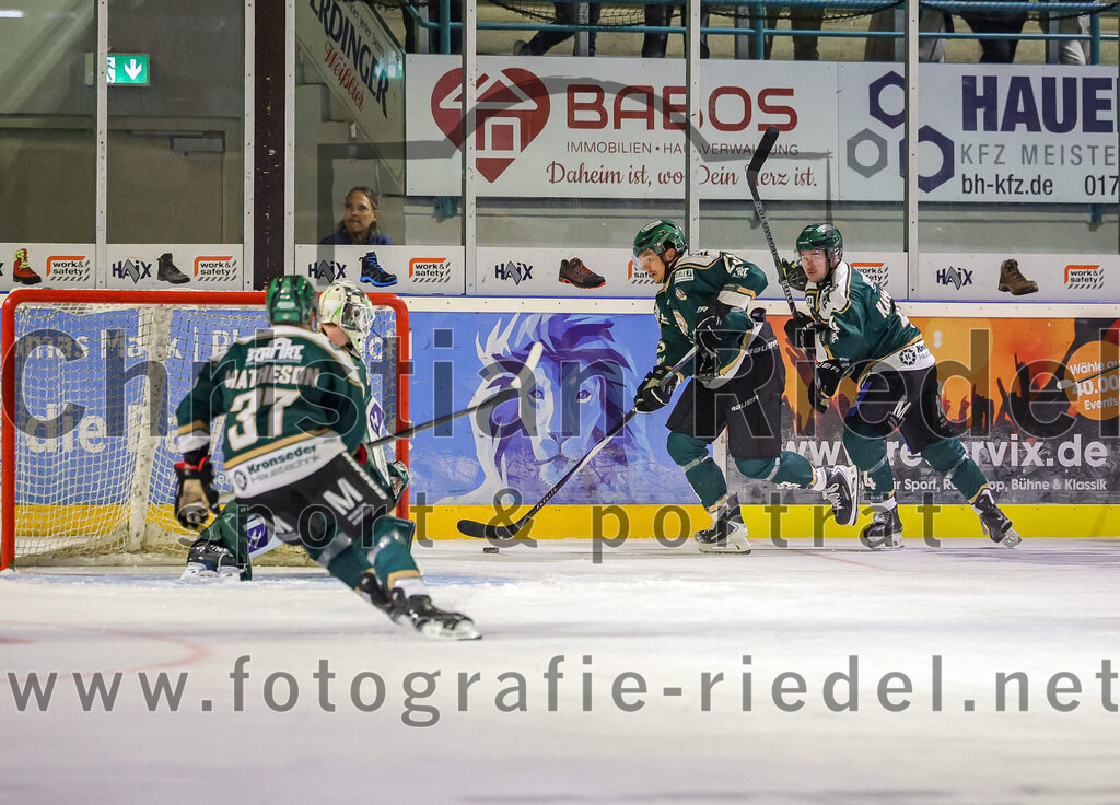 2025-08-22_060_TSV_Erding_gegen_EV_Fuessen | Erding, Deutschland, 22.08.2025:Eishockey, Oberliga Süd 2025 / 2026, Testspiel, TSV Erding gegen EV Füssen, Endergebnis: 1:4Thomas Matheson (Erding Gladiators, #37), Torwart Leon Meder (Erding Gladiators, #39), Lukas Gaus (Erding Gladiators, #23)Foto: Christian Riedel / fotografie-riedel.net