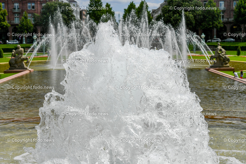 Deutschland_ Baden-Wuerttemberg_ Mannheim_ 01.06.2025-4 | 01.06.2025, Deutschland, GER, Baden-Wuerttemberg, Mannheim, im Bild Themenbild, Stadtansichten, , Springbrunnen am Wasserturm, Wahrzeichen, Sehenswuerdikeit, Tourismus, Gebaeude, Turm, Springbrunnen, Wasser, Teich, Feature, Symbolbild