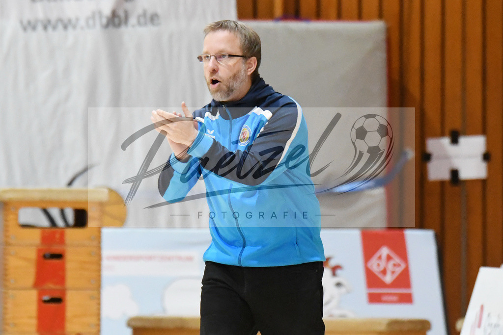 20200209_PAOEBS_0020 | Basketball, Frauen: Trainer Christian Steinwerth (Eintracht Braunschweig) gestikuliert waehrend des Spiels der 2. DBBL zwischen Panthers Academy Osnabrueck und Eintracht Braunschweig im datos – home of the panthers am 09.02.2020 in Osnabrueck, Deutschland. - Realisiert mit Pictrs.com
