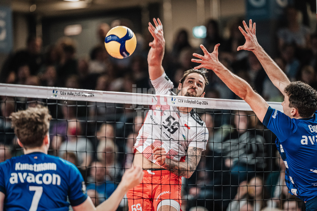 Volleyball | Herren | Saison 2023/2024 | CEV Volleyball Cup 2024 Finale | SVG Lüneburg (GER) vs. Asseco Resovia Rzeszow (POL) | 12.03.2024 | Torey 'TJ' Defalco (#59, Asseco Resovia Rzeszow) beim Angriff