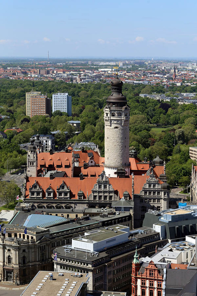 Bildlexikon Leipzig - Neues Rathaus von oben | Das Team hinter BILDLEXIKON LEIPZIG bündelt historische wie aktuelle Informationen über die Stadt Leipzig in Text und Bild auf einer Plattform und stellt diese der interessierten Öffentlichkeit zur Verfügung.