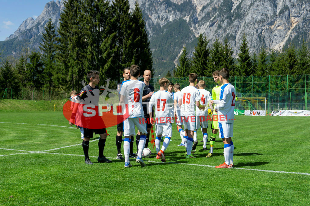 Portugal  U15 -Czech Republic U15 | MATHIAS BODNER (Assistant Referee) EMANUEL KULTERER (Referee) JAN LAP  (Assistant Referee), MAREK NASKOS (Czech Republic #6) KRYSTOF CIZEK (Czech Republic #17) LUKAS MOUDRY (Czech Republic #19) STEPAN BERAN (Czech Republic #2) ; Portugal  U15 -Czech Republic U15 am 29.04.2022 in Arnoldstein
(Sportplatz), AUSTRIA, (Photo by Ernst Krawagner sport-fan.at) - Realisiert mit Pictrs.com
