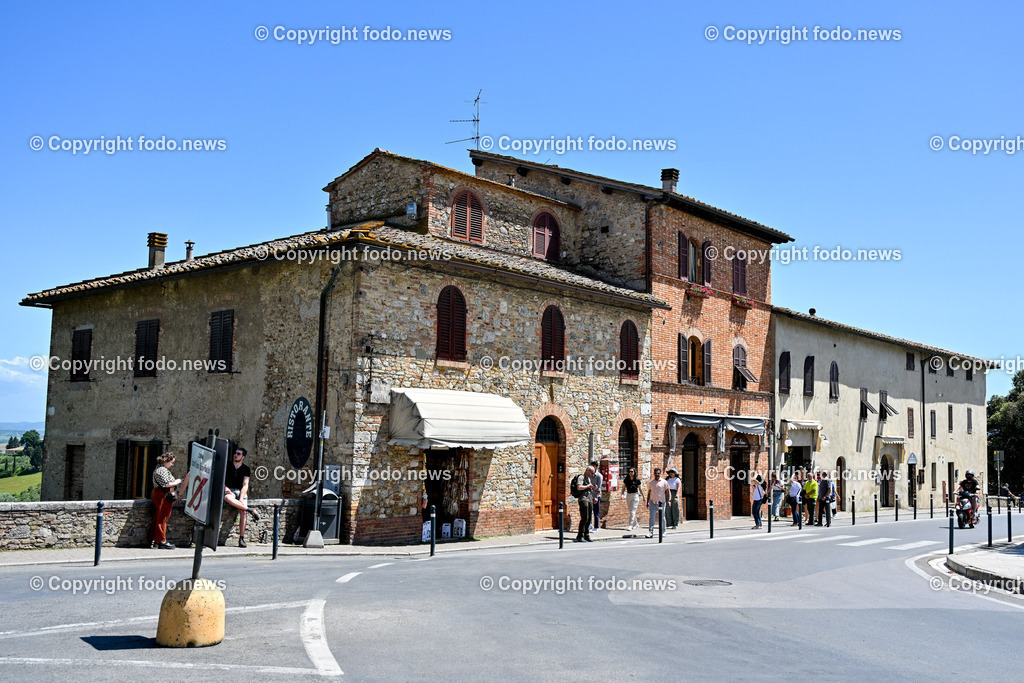 Italien_ Toskana_ San Gimignano_ 31.05.2024-2 | 31.05.2024, Italien, ITA, Toskana, San Gimignano im Bild Stadtansichten Gebäude, Architektur, Touristen, Historisch, Souvenir, Ansichten der berühmten Stadt San Gimignano in der Toskana-Italien - View of the famous town San Gimignano in Tuscany-ItalySan Gimignano ist eine italienische Kleinstadt in der Toskana mit einem mittelalterlichen Stadtkern. San Gimignano wird auch die Stadt der Türme genannt. Die Stadt liegt in der Provinz Siena. Sie gehört neben Florenz, Siena und Pisa zu den von Touristen meist besuchten Zielen in der Toskana.