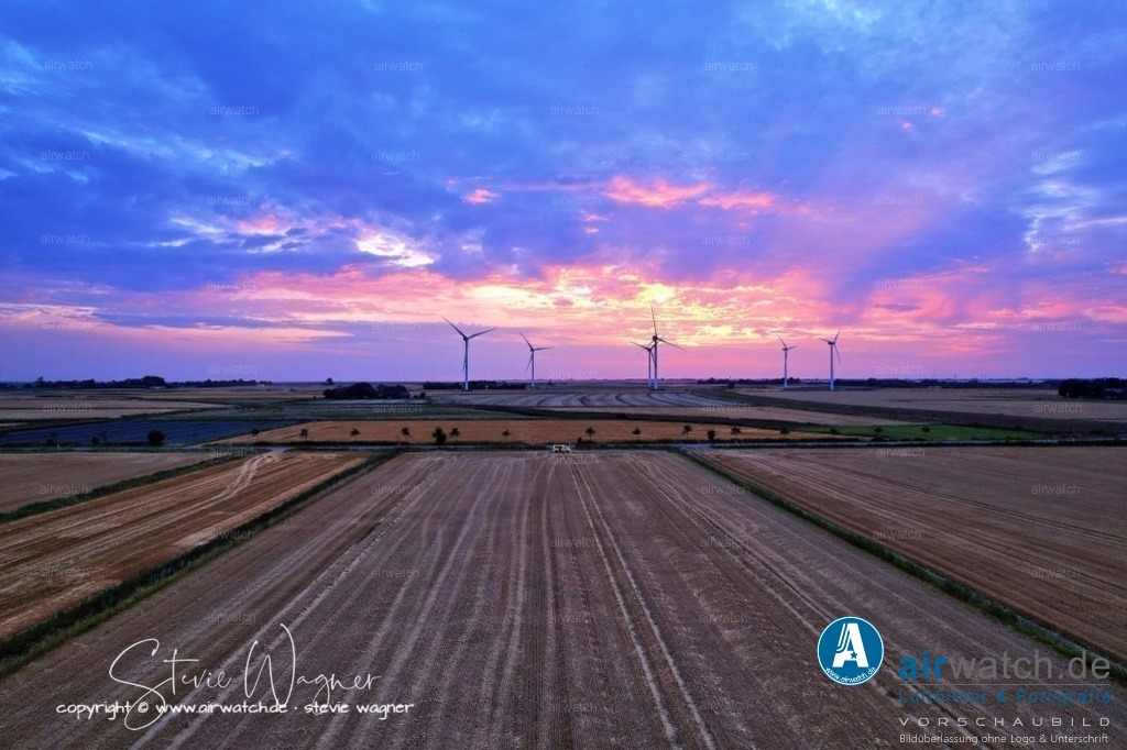 Windpark - Simonsberg | Entdecken Sie atemberaubende Luftbilder und Fotografien auf airwatch.de - Tauchen Sie ein in eine Welt voller faszinierender Aufnahmen aus der Vogelperspektive.