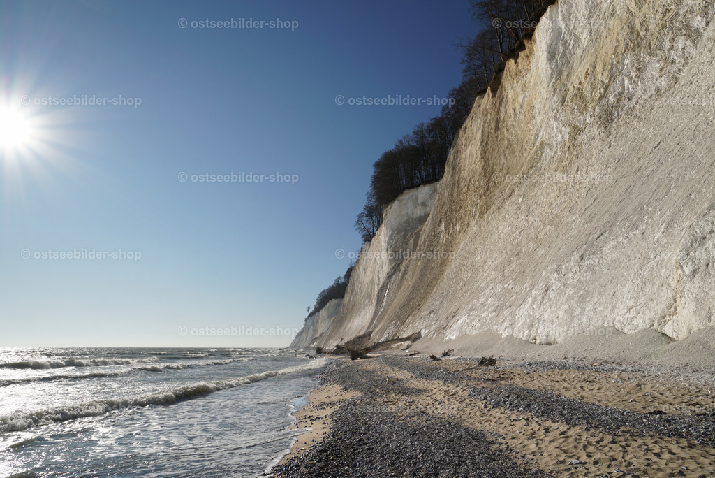 Kreidefelsen im Gegenlicht | Steil aufragende Kreidefelsen am Kieler Ufer im Nationalpark Jasmund.