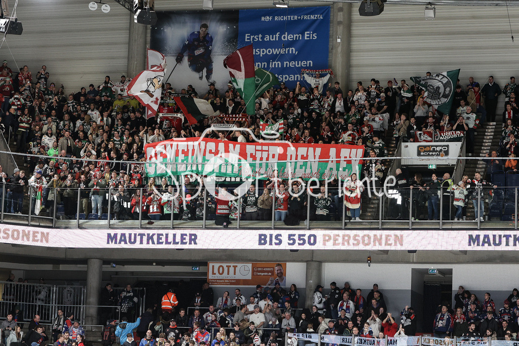 Nürnberg Ice Tigers - Augsburger Panther | Die mitgereisten Fans aus Augsburg feiern den Overtime Sieg in Nuernberg