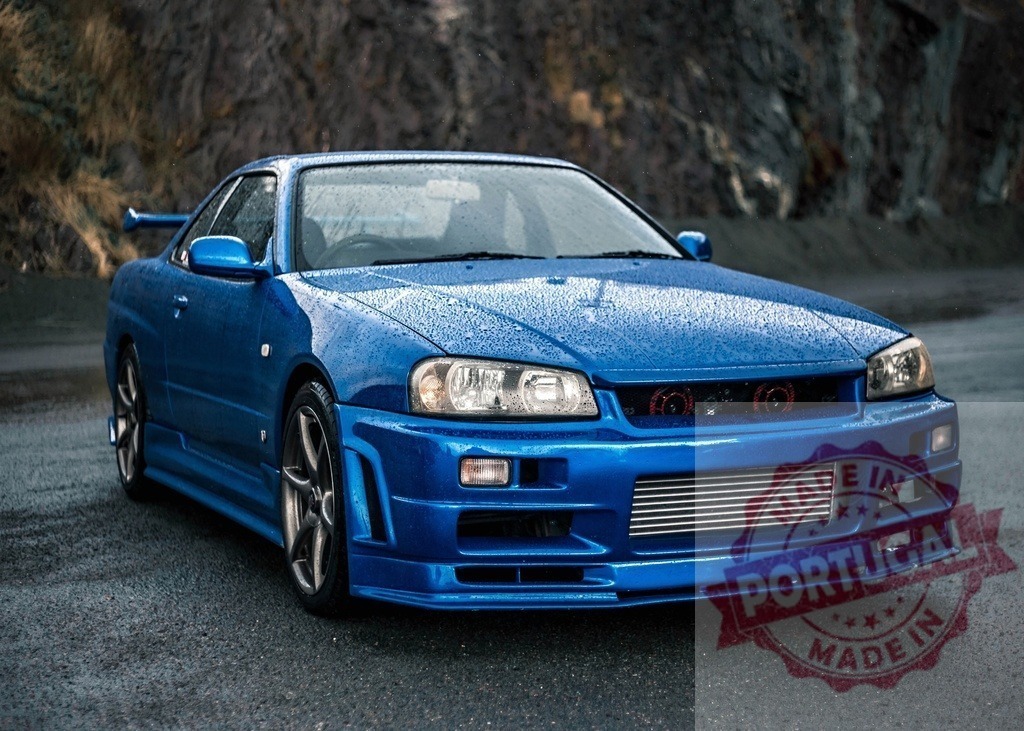 Nissan Skyline R34 sports car standing in rain | Nissan Skyline R34 sports car covered in raindrops on a wet asphalt surface - Realisiert mit Pictrs.com