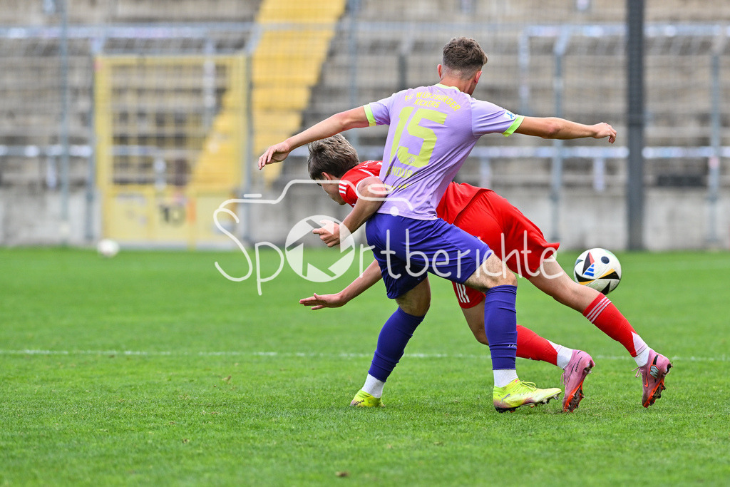 FC Bayern Amateure - FC Würzburger Kickers | im Duell Guido Della ROVERE (FC Bayern Muenchen II 10) und Tiago De MOURA MORAES (Würzburger Kickers 15) / Regionalliga Bayern: FC Bayern Amateure - FC Würzburger Kickers; Grünwalder Stadion am 27.09.2025