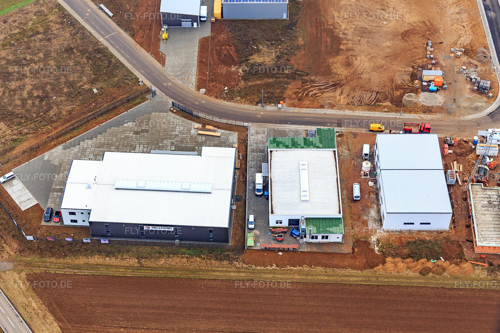 Luftbild: Gewerbepark W II mit HELLMANN Kunststoff- & Metallgrosshandel GmbH, Schreinerei Karsten Kremel und PLAMECO Spanndecken Südpfalz in Herxheim bei Landau im Bundesland Rheinland-Pfalz in Deutschland. Foto: IMG_096556.jpg vom 02.02.2017 durch Werner Riehm/FLY-FOTO.deWWW.HELLMANN-GROSSHANDEL.DE