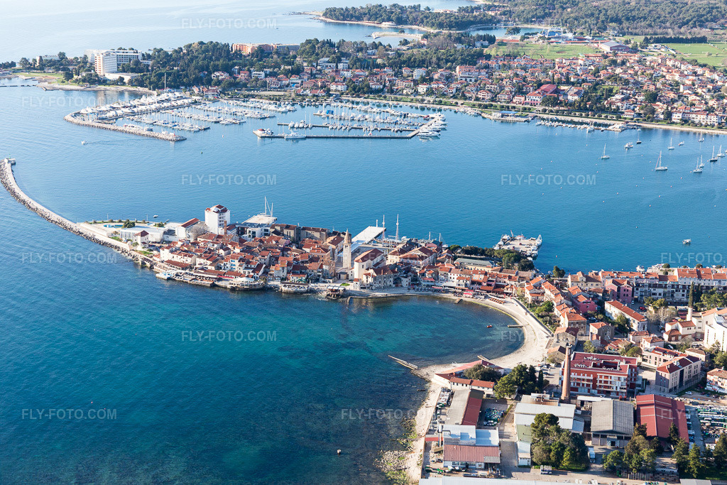 Aerial view: View of the town in Umag in the state Gespanschaft Istrien, Croatia. – Photo: IMG_106103.jpg taken on 04/13/2018 by Werner Riehm/FLY-FOTO.com – Resolution of the original: 5472 x 3648 px