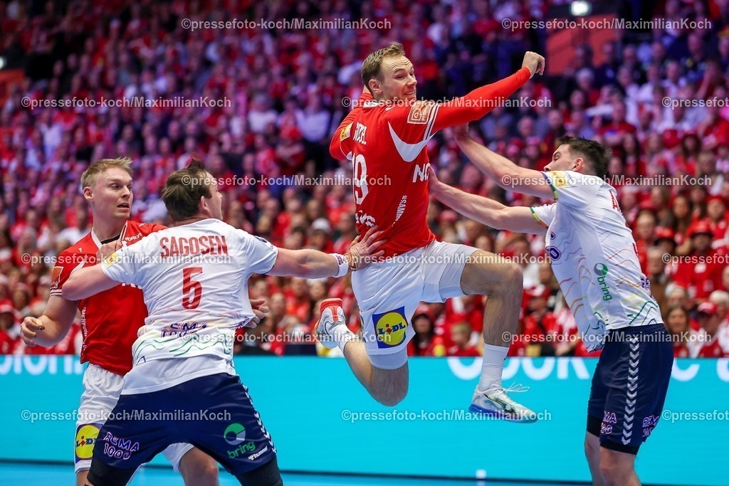 EHF28012603007 | 28.01.2026, Handball, Men's EHF EURO 2026, Dänemark - Norwegen, Jyske Bank Boxen in Herning, Dänemark, Main Round:  Mathias Gidsel (Denmark #19) im Zweikampf gegen  Sander Sagosen (Norway #05) und Patrick Helland Anderson (Norway #35)