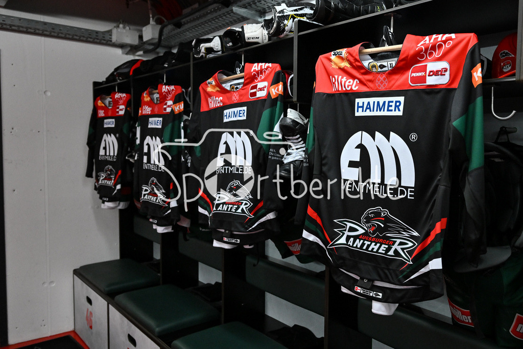 Augsburger Panther - ERC Ingolstadt | Die Trikots haengen in der Pantherkabine vor der Partaie gegen Ingolstadt / DEL: Augsburger Panther - ERC Ingolstadt, Curt Frenzel Stadion am 26.01.2025