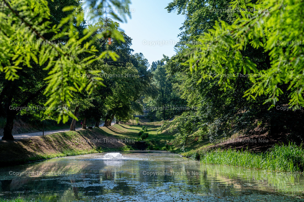 DSC_1549 | Der Staatspark Fürstenlager in Bensheim Auerbach, an der hessischen Bergstraße- ist ein wunderschöner Landschaftspark nach englischen Vorbild. Es war die Sommerresidenz der Darmstädter Fürstenfamilie die hier das "einfache Landleben" genossen. Zu jeder Jahreszeit kann man das Fürstenlager als Ausflugsziel empfehlen. Im Herrenhaus ist eine Gastronomie untergebracht. Im Sommer findet auf der Bühne vor der großen Wiese ein Opern-Air statt, 