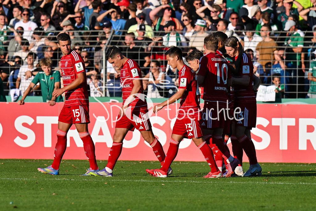 1. FC Schweinfurt 05 - Fortuna Düsseldorf | Jubel der Gäste nach dem Treffer zum 1-2 druch Cedric ITTEN (Fortuna 13) / Tor / Torschuetze / Freude / Happy / DFB-Pokal: 1. FC Schweinfurt 05 - Fortuna Düsseldorf; Riedel-Bau Arena am 18.08.2025