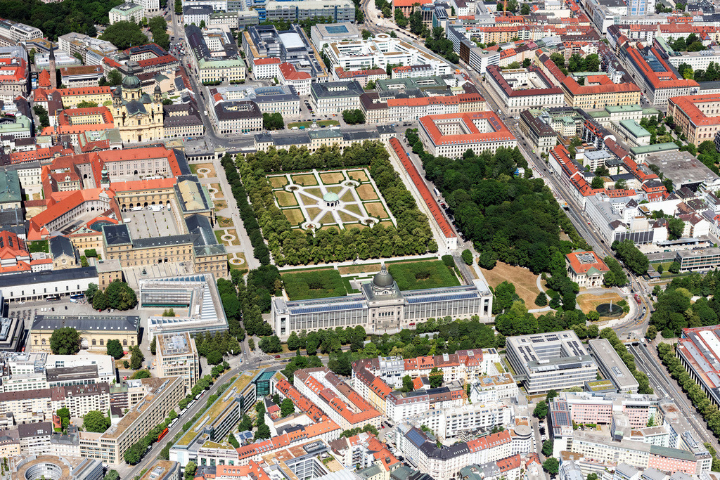 dr__0202626.jpg | MüNCHEN 29.06.2023 Gebäudekomplex des Ministerium der Bayerischen Staatskanzlei am Hofgarten im Stadtteil Altstadt-Lehel in München im Bundesland Bayern, Deutschland. // Building complex of the ministry of the Bavarian State Chancellery at the Hofgarten in the district Altstadt-Lehel in Munich in the state Bavaria, Germany. Foto: Daniel Reiter