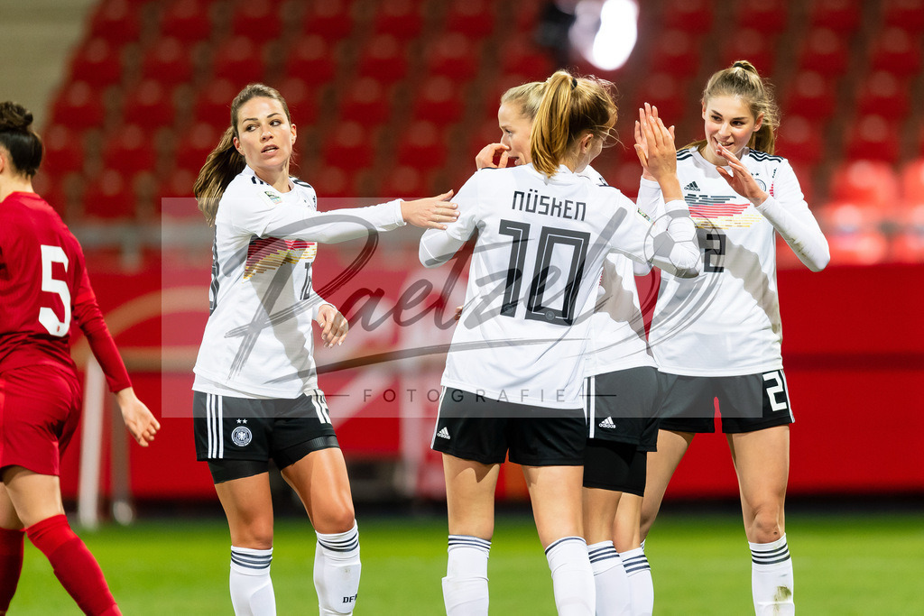 GERTUR20211126_035 | Fussball, Frauen: Jule Brand (Germany) Torjubel, jubelt mit ihrer Mannschaft nach dem Treffer zum 4:0 bei dem Spiel der WM-Qualifikation zwischen Deutschland und Tuerkei im Eintracht-Stadion am 26.11.2021 in Braunschweig, Deutschland. - Realisiert mit Pictrs.com