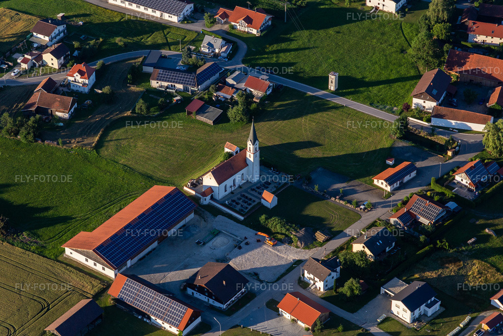 Luftbild: Filialkirche St. Stephan in Obergrafendorf im Ortsteil Obergrafendorf in Roßbach im Bundesland Bayern in Deutschland. – Foto: IMG_132868.jpg vom 02.07.2022 durch Werner Riehm/FLY-FOTO.de – Auflösung des Originals: 5472 x 3648 px – -