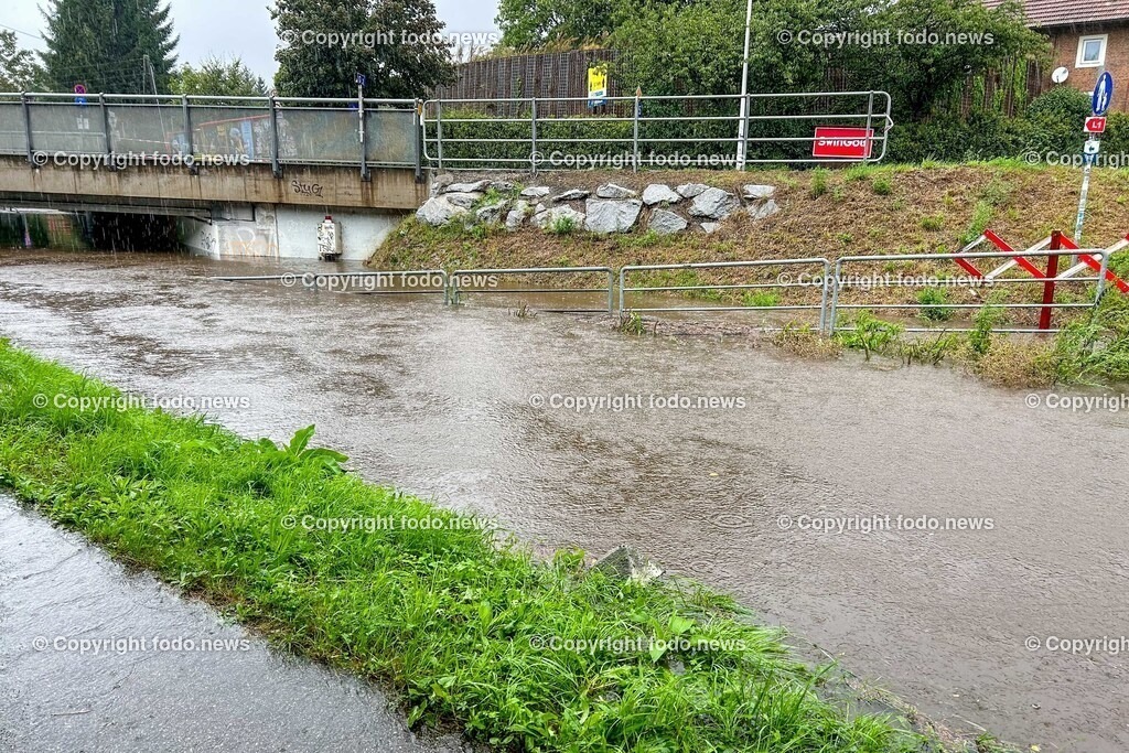 Linz_ Urfahr_ Hochwasser_ 14.09.2024-3 | 14.09.2024, Linz, AUT, Urfahr, Hochwasser, im Bild in Linz Urfahr ist der Diesenleitenbach ueber die Ufer getreten  - die Linzer Strasse ist gesperrt, Regen, Regenfaelle, Starkregen, Tropfen, Wasser