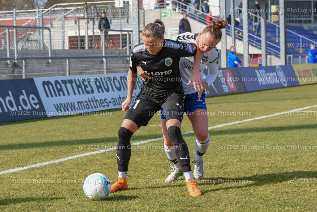 Fussball-BL Frauen 1. FFC Frankfurt vs. FF USV Jena | Crnogorcevic Ana-Maria #21 (1.FFC Frankfurt), Karoline Heinze #13 (FF USV Jena); Fussball-BL Frauen 1. FFC Frankfurt vs. FF USV Jena, Fussball-Bundesliga Frauen am 25.03.2018 im Stadion am Brentanobad in Frankfurt/Main, (Deutschland) - Realisiert mit Pictrs.com