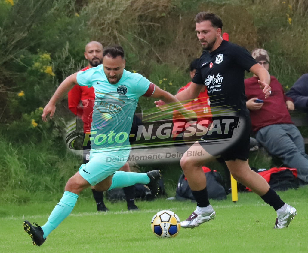 International Bünde - TSV Löhne | Auf dem Bild zu sehen: türkis International Bünde: Oguz Güler ; schwarz TSV Löhne: Berat KücükInternational Bünde, TSV Löhne, Saison 25/26, Kreispokal, Muckum, Deutschland - Realisiert mit Pictrs.com