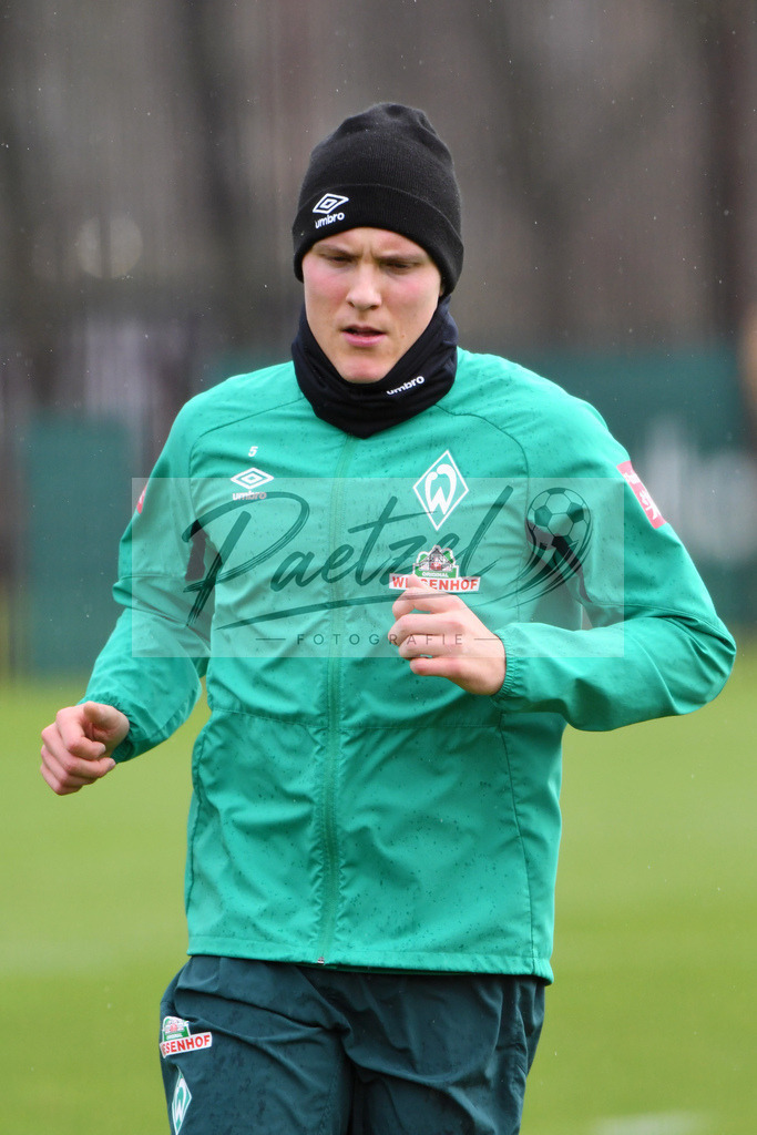 20200129_TRASVW_0059 | Fußball, Herren: Ludwig Augustinsson (SV Werder Bremen) schaut beim Training des SV Werder Bremen am 29.01.2020 im wohninvest Weserstadion in Bremen, Deutschland.(Foto von Nico Paetzel) - Realisiert mit Pictrs.com