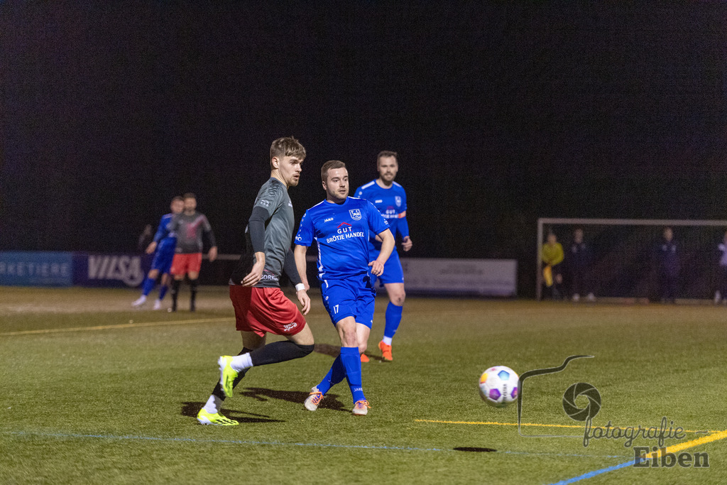 FC Rastede-FC Hude | Herren Bezirksliga; FC Rastede (blau)-FC Hude (grau) am 27.03.2024; in Rastede (Sportanlage Köttersweg), Photo: Philip Eiben 2024 - Realisiert mit Pictrs.com
