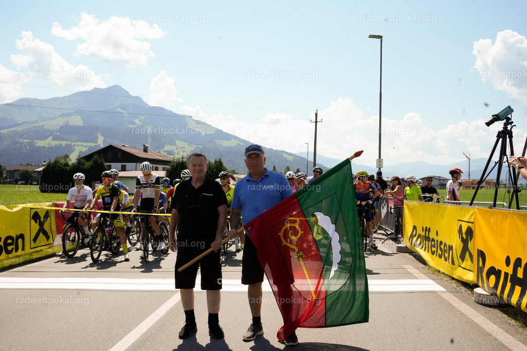 225_20230817_Bewerb_Maenner_Muehlanger | AUT - OESTERREICH, 2023-08-16: SPORT RENNRAD-FAHREN - 55. INTERNATIONALER RADWELTPOKAL IN ST. JOHANN IN TIROL  - Vintage-Radrennen mit WM-Bronze-Medaillen-Siegerin Christina Schweinberger, den Teilnehmer und Alexander Baumann (vom Orginastions-Team) - TAG 2 BEWERB MAENNER IN SECHS GRUPPEN  ; Foto: Roland Muehlanger