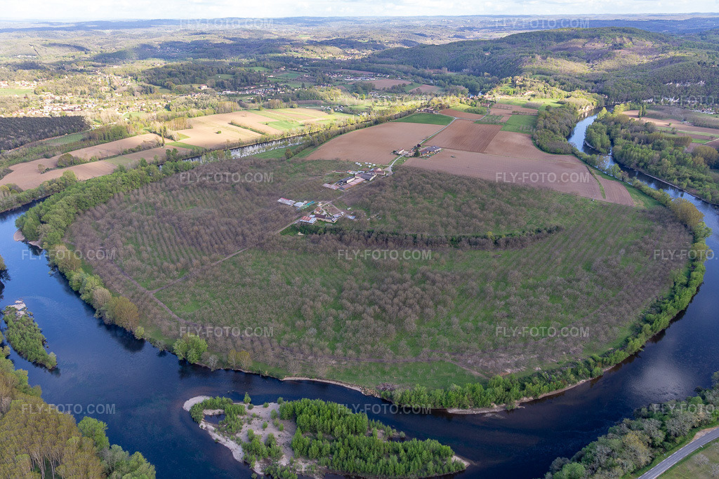Aerial view: Cingle de Montfort, Dordogne loop in Vitrac in the state Dordogne, France.Photo: IMG_113405.jpg taken on 04/16/2019 by Werner Riehm/FLY-FOTO.comResolution of the original: 5472 x 3648 px