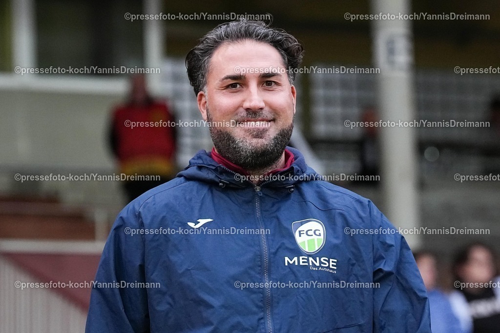 xydr16092501080 | 16.09.2025, xydrx, Fußball, Regionalliga West, Borussia Dortmund II - FC Gütersloh, Saison 2025 2026, Stadion Rote Erde: Julian Hesse (Cheftrainer FC Gütersloh)