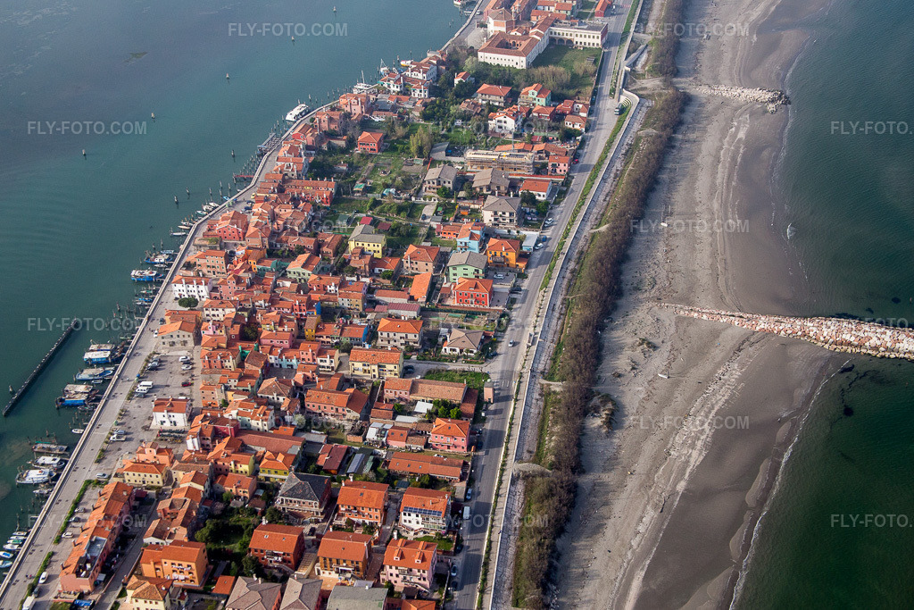 Aerial view: Settlement area in the district Pellestrina in Venice in Pellestrina in the state Veneto, Italy.Photo: IMG_087440.jpg taken on 04/06/2016 by Werner Riehm/FLY-FOTO.comResolution of the original: 5221 x 3481 px