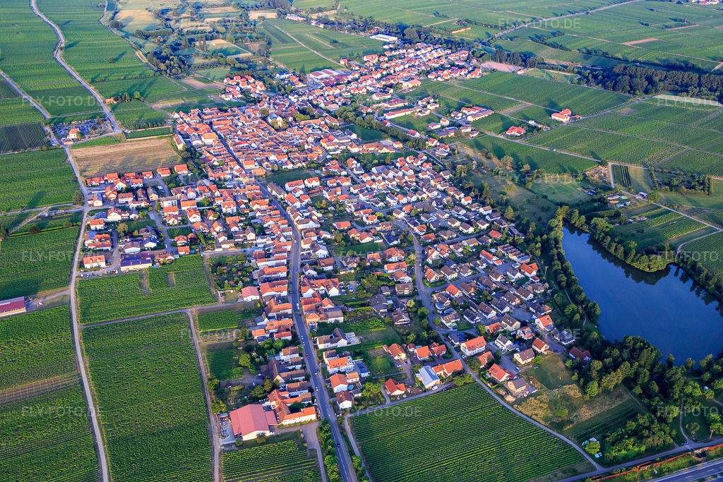 Luftbild: Ortsansicht aus Nordwesten in Kirrweiler im Bundesland Rheinland-Pfalz in Deutschland. Foto: IMG_082773.jpg vom 25.06.2015 durch Werner Riehm/FLY-FOTO.de