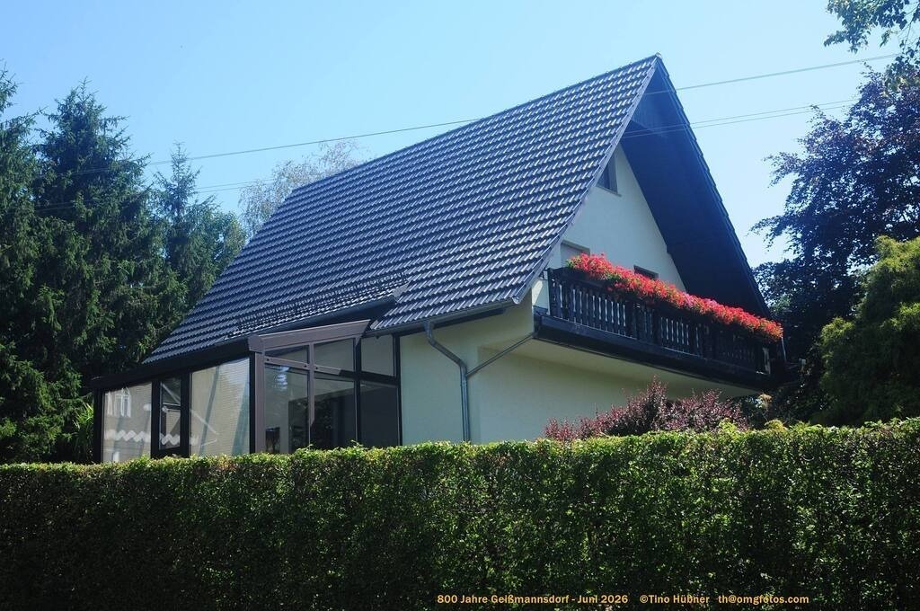 Geißmannsdorf-2026-Ortsbilder-061 | Geißmannsdorf bei Bischofswerda im Sommer 2026. Ein fotografischer Streifzug durch das Dorf Geißmannsdorf, mit Gebäuden, Straßen, Strohpuppen und geschmückten Vorgärten und Grundstücken anlässlich der 800-Jahr-Feier von Geißmannsdorf im Juni 2026 - Realisiert mit Pictrs.com