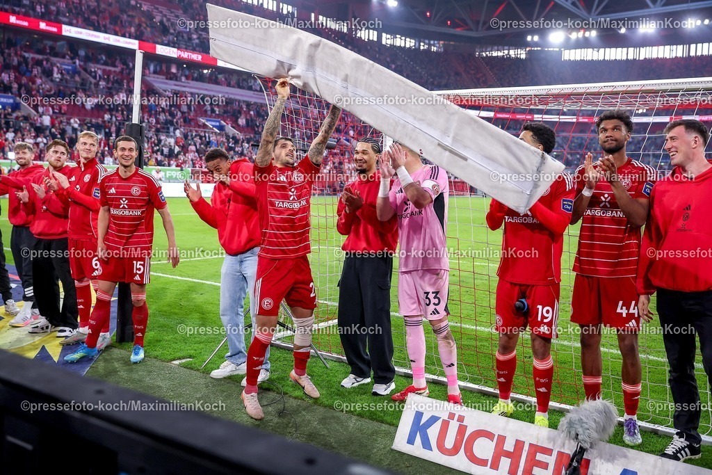 F9524042601067 | 24.04.2026, Fußball, Fortuna Düsseldorf - SC Dynamo Dresden, 2. Fußball Bundesliga, Herren, Merkur Spiel-Arena, 31. Spieltag, Saison 2025 2026: Abschlussjubel nach dem 3:0 Sieg für die Fortuna. Erleichterung Erleichterte Gesichter bei den Spielern. Matthias Zimmermann&nbsp;(Fortuna Düsseldorf #25) wirft eine Werbebande durch die Luft  DFB regulations prohibit any use of photographs as image sequences and or quasi-video.