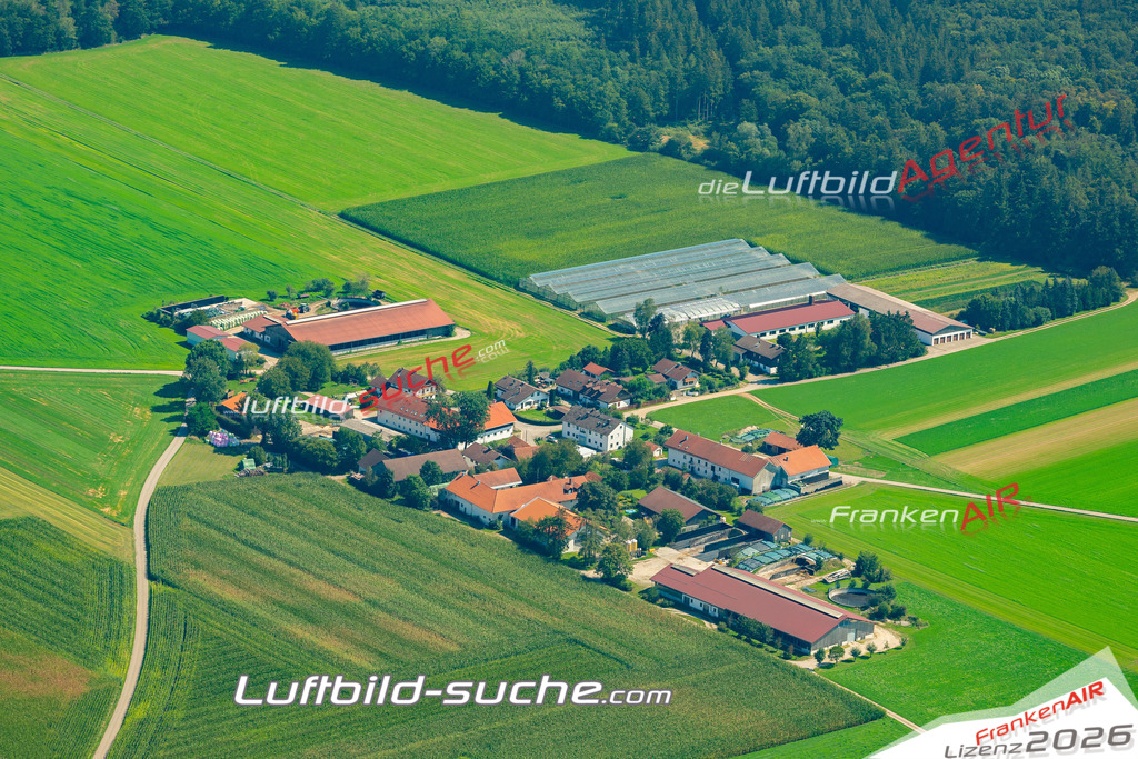 Das Luftbild zeigt : Oberasbach Anzing - Die Luftaufnahme wurde 2024 vom UL-Flugzeug aus erstellt ( keine Drohne ) - Hochauflösende Luftaufnahme - Für grossformatige Ausdrucke geeignet. Die Geschenkidee !Mit Lizenz und Bildrechte bestellbar