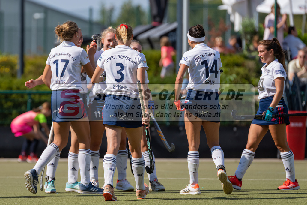 HK_20220903_109615 | 1. Bundesliga Damen Düsseldorfer HC - Berliner HC am 3.9.2022 DHC Düsseldorf, Düsseldorf , Annika Sprink ( Düsseldorfer HC #3 ) , Lisa Nolte ( Düsseldorfer HC #17 )