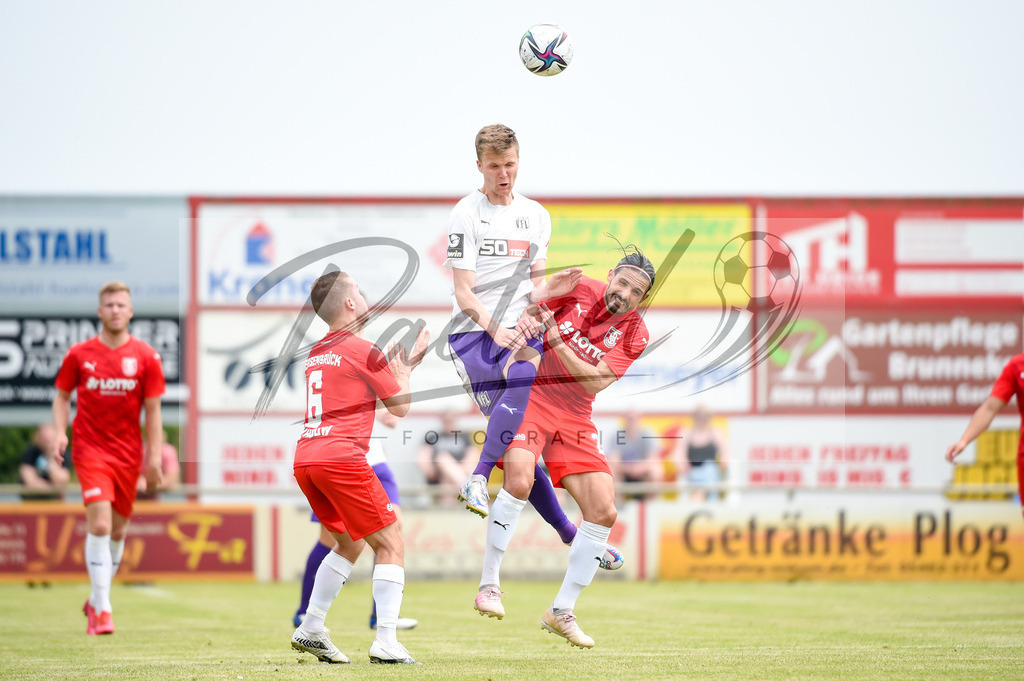 BSBOSN_20210626_0073 | Fussball, Herren: Moritz Waldow (TuS Bersenbrueck), Lukas Kunze (VfL Osnabrueck) und Santiago Aloi (TuS Bersenbrueck) im Zweikampf beim Testspiel zwischen TuS Bersenbrueck und VfL Osnabrueck im Hasestadion am 26.06.2021 in Bersenbrueck, Deutschland. - Realisiert mit Pictrs.com