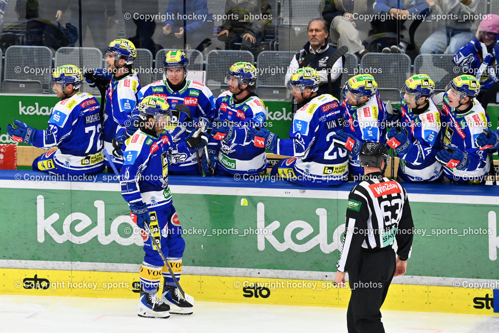 EC IDM WÄRMEPUMPEN VSV vs. Vienna Capitals | Jubel EC VSV Mannschaft, Spielerbank EC VSV, #16 Kevin Hancock EC VSV, EC IDM WÄRMEPUMPEN VSV vs. Vienna Capitals, EC IDM WÄRMEPUMPEN VSV vs. Vienna Capitals am 16.11.2025 in Villach (Stadthalle Villach), Austria, (Photo by Bernd Stefan)