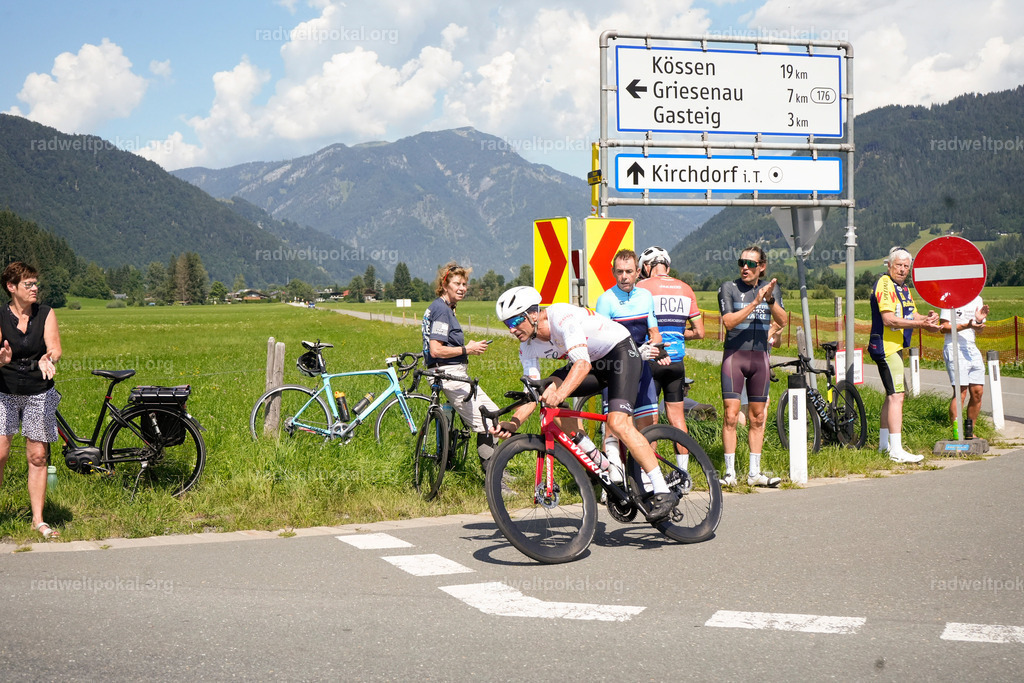565_20230817_Bewerb_Maenner_Muehlanger | AUT - OESTERREICH, 2023-08-16: SPORT RENNRAD-FAHREN - 55. INTERNATIONALER RADWELTPOKAL IN ST. JOHANN IN TIROL  - Vintage-Radrennen mit WM-Bronze-Medaillen-Siegerin Christina Schweinberger, den Teilnehmer und Alexander Baumann (vom Orginastions-Team) - TAG 2 BEWERB MAENNER IN SECHS GRUPPEN  ; Foto: Roland Muehlanger