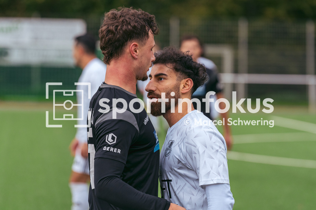 SSV Germania Wuppertal – Cronenberger SC | Luca Fischer (15, Cronenberger SC) und Omar Sarsour (7, SSV Germania Wuppertal).Bezirksliga Niederrhein, Gruppe 2: SSV Germania Wuppertal gegen Cronenberger SC, Wuppertal, 11.10.2026. Endstand: 1:4. sportimfokus / Marcel Schwering - Realisiert mit Pictrs.com
