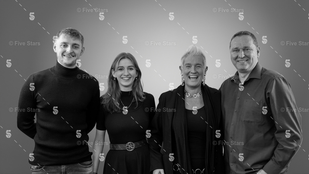 DSC00523_mitLogo11 | Five Stars Fotografie und Videografie fängt Ihre besonderen Momente mit atemberaubenden Bildern und hochwertigen Videos ein. Perfekt für Hochzeiten, Events und mehr – lassen Sie sich von unserer Expertise und Kreativität begeistern.