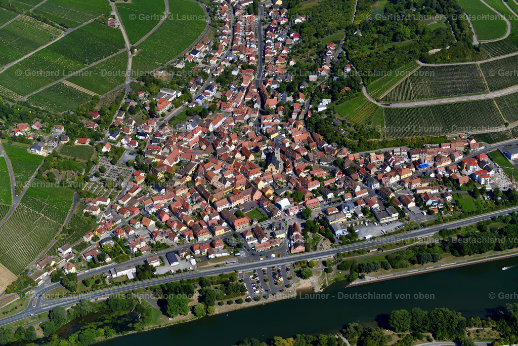 3650317 | HEIDINGSFELD 31.08.2016 Stadtgebiet mit Außenbezirken und Innenstadtbereich am Rand von landwirtschaftlichen Feldern und Ackerflächen in Heidingsfeld im Bundesland Bayern, Deutschland // Urban area with outskirts and inner city area on the edge of agricultural fields and arable land in Heidingsfeld in the state Bavaria, Germany Foto: Gerhard Launer