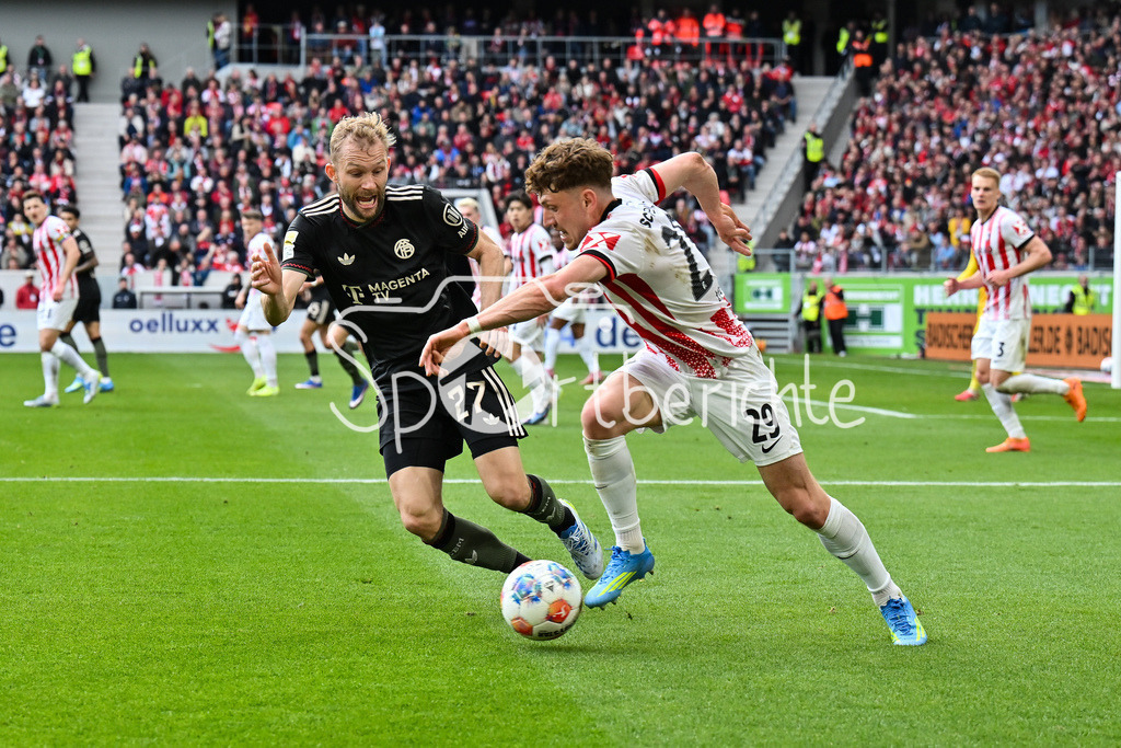SC Freiburg - FC Bayern München | FREIBURG, GERMANY - 04. APRIL: im Duell Konrad LAIMER (FC Bayern Munich 27) und Philipp TREU (SC Freiburg 29) während dem Bundesligamatch zwischen dem SC Freiburg und dem FC Bayern München am 28. Spieltag im Europa-Park Stadion / DFL REGULATIONS PROHIBIT ANY USE OF PHOTOGRAPHS AS IMAGE SEQUENCES AND/OR QUASI-VIDEO