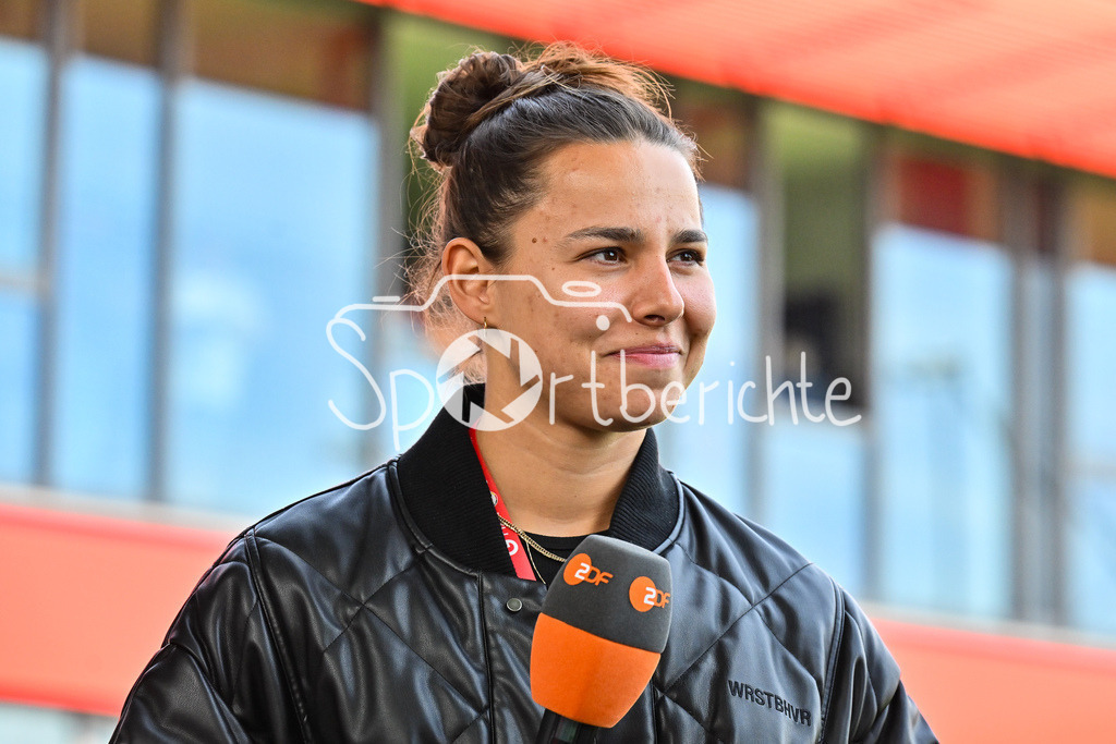 FC Bayern München - SC Freiburg | Im Bild Lena OBERDORF beim Interview mit dem ZDF / Einzelfoto / Freisteller / Frauen Bundesliga: FC Bayern Muenchen - SC Freiburg, FC Bayern Campus am 27.04.2025