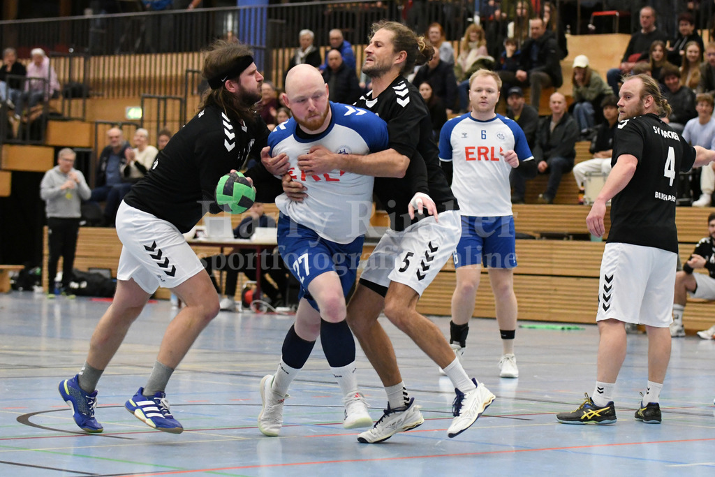 HC Deggendorf : Burghausen II | Michel Poek (HC Deggendorf #27 tankt sich durch - Realisiert mit Pictrs.com