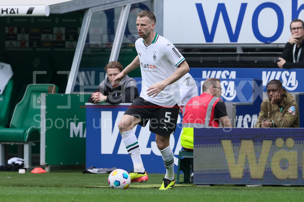 Fussball, Bundesliga, SV Werder Bremen - Borussia Mönchengladbach | v.li.: Marvin Friedrich (Borussia Mönchengladbach, 5) am Ball, Freisteller, Einzelbild, Ganzkörper, Aktion, Action, Spielszene, DIE DFL-RICHTLINIEN UNTERSAGEN JEGLICHE NUTZUNG VON FOTOS ALS SEQUENZBILDER UND/ODER VIDEOÄHNLICHE FOTOSTRECKEN. DFL REGULATIONS PROHIBIT ANY USE OF PHOTOGRAPHS AS IMAGE SEQUENCES AND/OR QUASI-VIDEO.